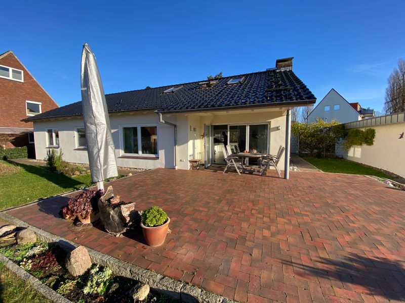 Traumhaft sonniges Einfamilienhaus  – Perfekter Zustand, Doppelgarage & Eigenland