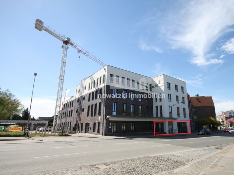 *** Neubau in Sichtlage – Super geschnittene Ladenfläche mit Stellplatz ***