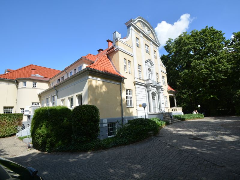 Tolles Gebäude mit Parkplätzen #!