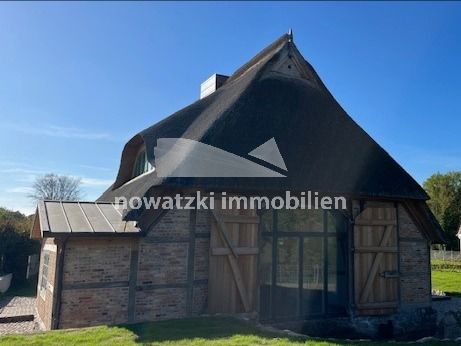 „Charmante Reetkate mit großzügigem Anbau: Ihr Traumhaus in Utecht erwartet Sie!“