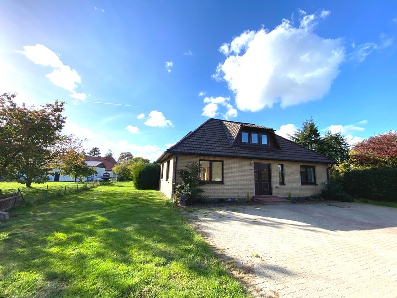 ruhiges Einfamilienhaus mit Einliegerbüro, Stall  – 1650m² Grundstück, und ggf. 2. Bauplatz